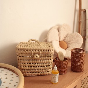 panier de rangement dans une chambre adulte