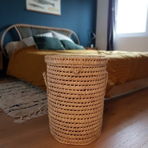 panier à linge dans une chambre adulte