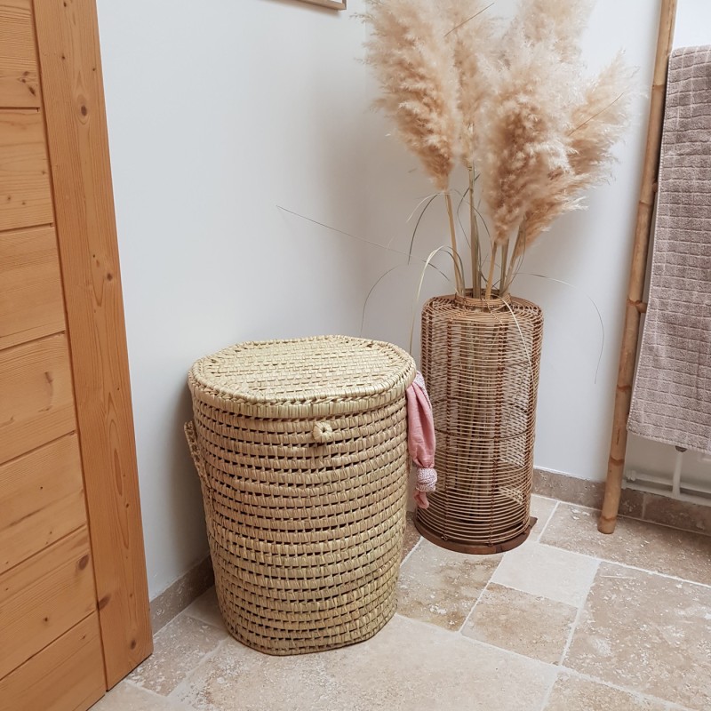 corbeille à linge sale dans une salle de bain