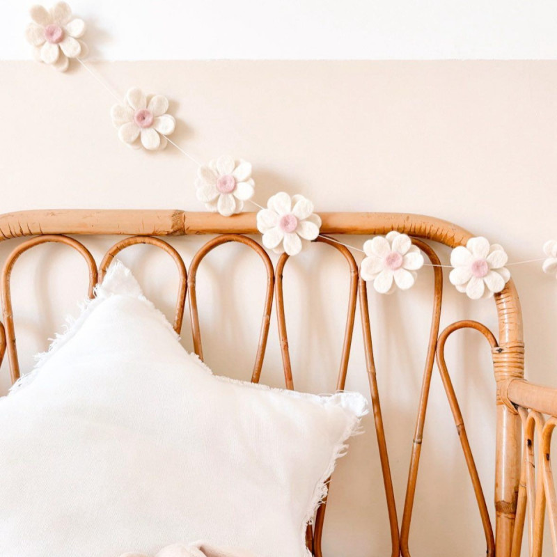 Guirlande de fleurs roses en feutrine