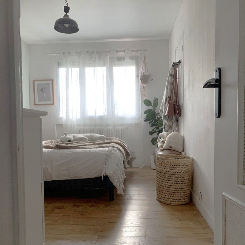 mettre un panier à linge dans une chambre adulte